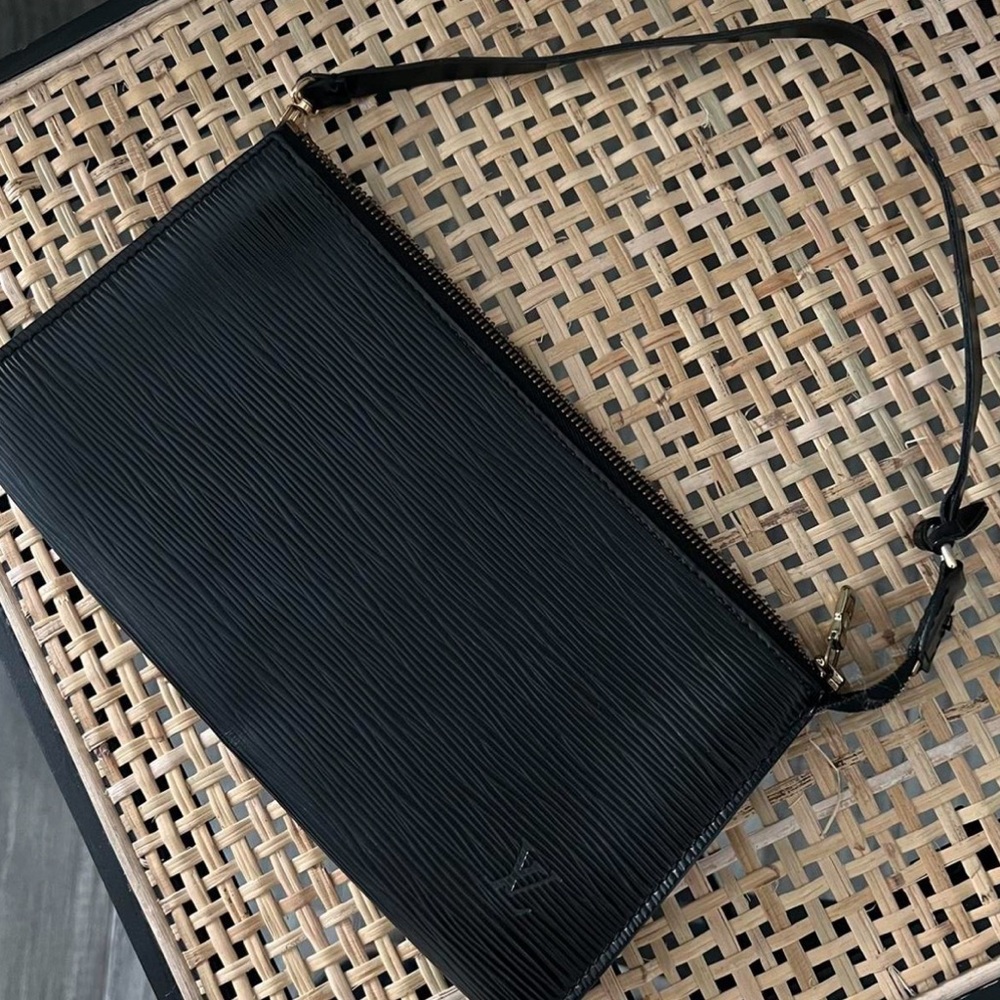 LOUIS VUITTON BLACK EPI POCHETTE